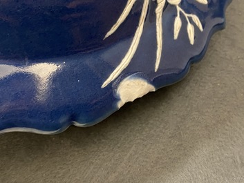 Deux vases et trois plats en porcelaine de Chine bleu monochrome, 19/20&egrave;me