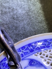 Un bol ajour&eacute; en porcelaine de Chine en bleu et blanc &agrave; monture en argent, &eacute;poque Transition