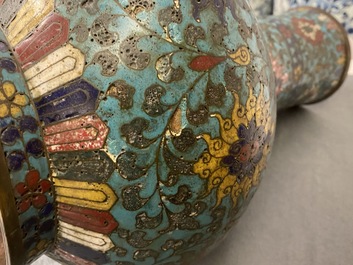 Un vase de forme bouteille en &eacute;maux cloisonn&eacute;s &agrave; d&eacute;cor de rinceaux de lotus, Ming
