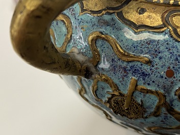 Un vase en porcelaine de Chine 'robin's egg', marque de Qianlong, 19/20&egrave;me