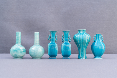 Onze petits vases en porcelaine de Chine monochrome et verre de P&eacute;kin, Kangxi et apr&egrave;s