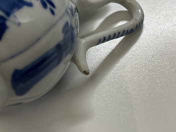 Une th&eacute;i&egrave;re et une verseuse en porcelaine de Chine en bleu et blanc, Kangxi