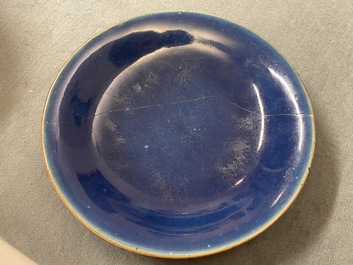 Deux vases et trois plats en porcelaine de Chine bleu monochrome, 19/20&egrave;me