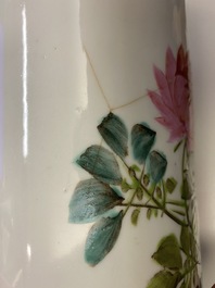 Trois porte-chapeaux en porcelaine de Chine qianjiang cai et un vase en famille rose, 19/20&egrave;me