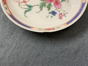 Cinq tasses et soucoupes en porcelaine de Chine famille rose, Yongzheng/Qianlong