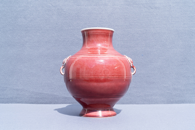 Un vase de forme hu en porcelaine de Chine monochrome sang de boeuf, marque de Qianlong, 19/20&egrave;me
