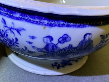 Une paire de terrines couvertes en porcelaine de Chine en bleu et blanc, Qianlong