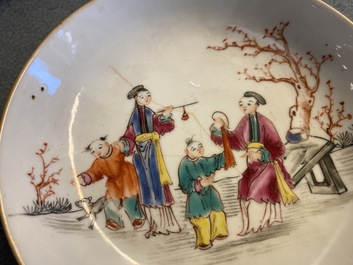 Dertien Chinese famille rose koppen en elf schotels met mandarijns decor, Qianlong