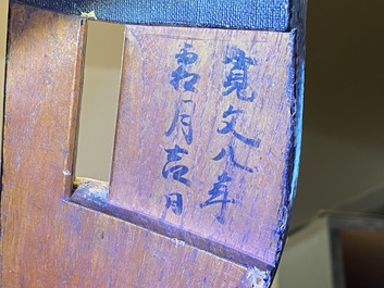 Une selle 'kura' d&eacute;cor&eacute; aogai-nashiji et une paire d'&eacute;triers 'abumi', Japon, Edo, 16&egrave;me