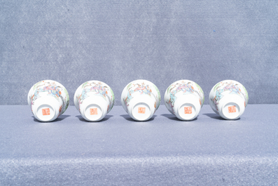 Cinq tasses et soucoupes en porcelaine de Chine famille rose, marque et &eacute;poque de Tongzhi