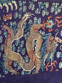 Une robe 'jifu' en soie brod&eacute;e &agrave; d&eacute;cor de dragons &agrave; cinq griffes sur fond violet, Chine, 19&egrave;me