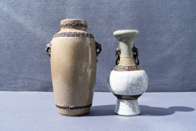 Deux vases, un bol et un plat en porcelaine de Chine craquel&eacute; de type ge, 18/19&egrave;me
