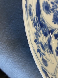 Une paire de plats en porcelaine de Chine en bleu et blanc &agrave; d&eacute;cor de paniers fleuris, Kangxi