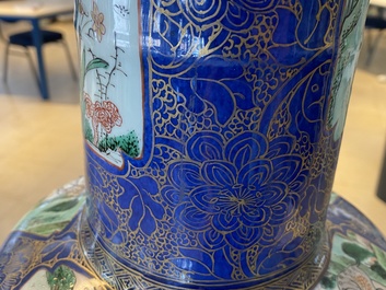 Een zeer grote Chinese famille verte rouleau vaas met poederblauwe fondkleur, Kangxi