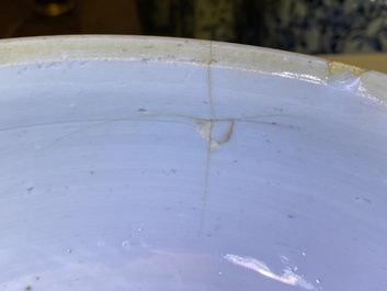 Une paire de terrines couvertes en porcelaine de Chine en bleu et blanc, Qianlong