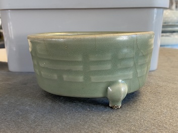 Een Chinese Longquan celadon wierookbrander met trigrammen, Ming