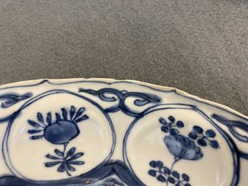 Cinq assiettes en porcelaine de Chine en bleu et blanc de type kraak, Wanli