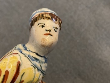 Een zeldzame polychrome Delftse groep van een man en vrouw op een kamerpot, 18e eeuw