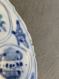 Trois assiettes en porcelaine de Chine en bleu et blanc de type kraak, Wanli