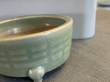 Een Chinese Longquan celadon wierookbrander met trigrammen, Ming