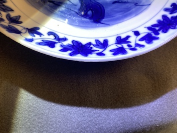Vijf Chinese blauw-witte kraakporseleinen borden met herten en sprinkhanen, Wanli
