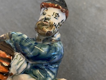 Un groupe en fa&iuml;ence de Delft polychrome figurant un couple sur un pot de chambre, 18&egrave;me