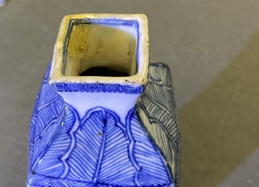 Une paire de vases couverts et une bo&icirc;te &agrave; th&eacute; en porcelaine de Chine en bleu et blanc, Kangxi