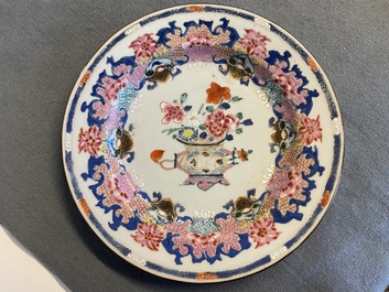 Quatre assiettes et un plat en porcelaine de Chine verte-Imari et famille rose, Yongzheng/Qianlong