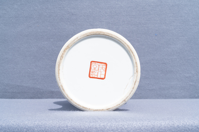 Un vase en porcelaine de Chine grisaille et rouge de fer, marque de Ju Ren Tang, R&eacute;publique
