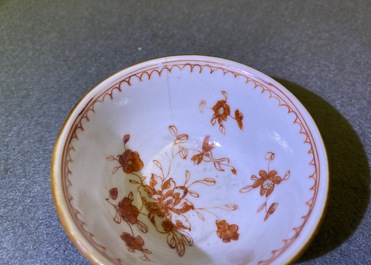 Huit tasses et soucoupes en porcelaine de Chine famille rose, bleu et blanc et rouge de fer sur fond capucin, Kangxi/Qianlong