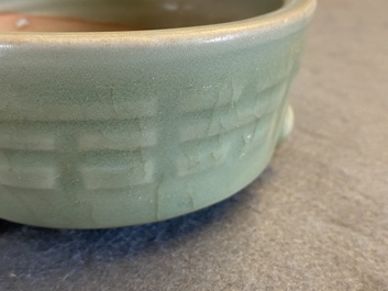 Een Chinese Longquan celadon wierookbrander met trigrammen, Ming
