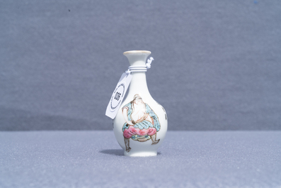 Un vase miniature en porcelaine de Chine famille rose &agrave; d&eacute;cor 'Wu Shuang Pu', 19&egrave;me