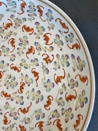 Un plat en porcelaine de Chine famille rose &agrave; d&eacute;cor de '100 chauve-souris', marque et &eacute;poque de Guangxu