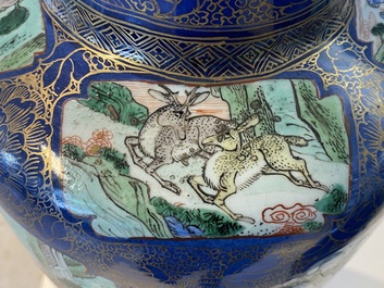 Een zeer grote Chinese famille verte rouleau vaas met poederblauwe fondkleur, Kangxi