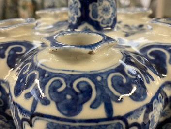 Deux vases en porcelaine de Chine en bleu et blanc, 19&egrave;me