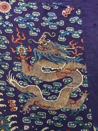 Een Chinese zijden 'jifu' mantel met vijfklauwige draken met paarse fondkleur, 19e eeuw