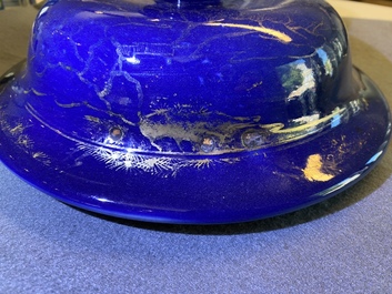 Un grand vase couvert en porcelaine de Chine monochrome bleu poudr&eacute; et dor&eacute;, Kangxi