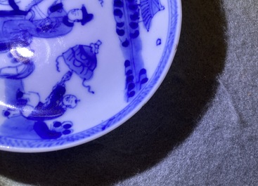 Vier Chinese blauw-witte koppen en schotels, Kangxi