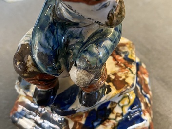 Un groupe en fa&iuml;ence de Delft polychrome figurant un couple sur un pot de chambre, 18&egrave;me