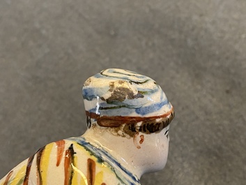 Un groupe en fa&iuml;ence de Delft polychrome figurant un couple sur un pot de chambre, 18&egrave;me