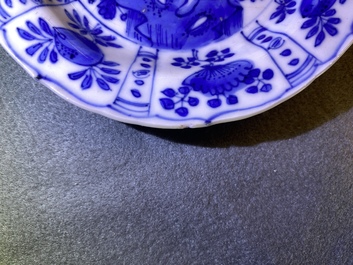 Cinq assiettes en porcelaine de Chine en bleu et blanc de type kraak, Wanli