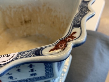 A pair of Chinese blue, white and underglaze red jardini&egrave;res, 18/19th C.