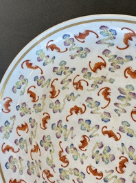 Un plat en porcelaine de Chine famille rose &agrave; d&eacute;cor de '100 chauve-souris', marque et &eacute;poque de Guangxu