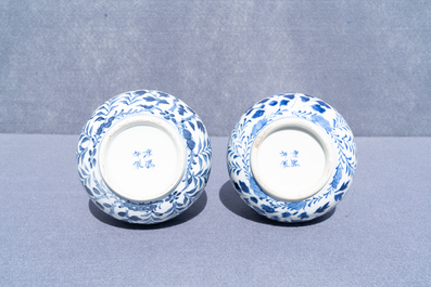 Une paire de vases de forme bouteille en porcelaine de Chine en bleu et blanc, 19&egrave;me