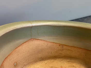 Een Chinese Longquan celadon wierookbrander met trigrammen, Ming