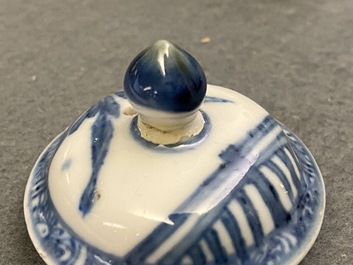 Deux th&eacute;i&egrave;res et un cremier en porcelaine de Chine en bleu et blanc, Yongzheng