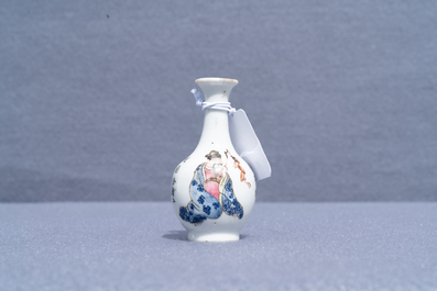 Een Chinees famille rose 'Wu Shuang Pu' miniatuur vaasje, 19e eeuw
