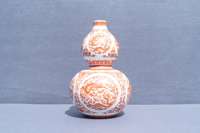 Un vase de forme double gourde en porcelaine de Chine rouge de fer et dor&eacute;, marque de Qianlong, R&eacute;publique