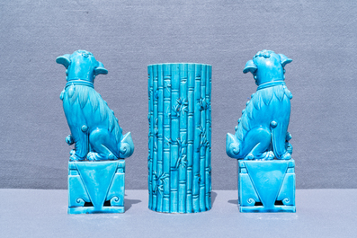 Een paar Chinese monochrome blauwe vazen, een paar leeuwen en een hoedensteun, 19/20e eeuw