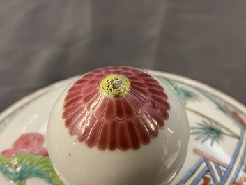 Un vase couvert en porcelaine de Chine famille rose, 19/20&egrave;me